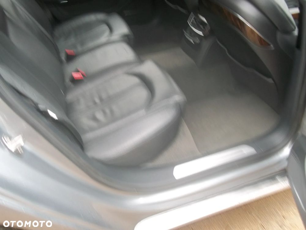 Audi A8 4.2 L Quattro - 17
