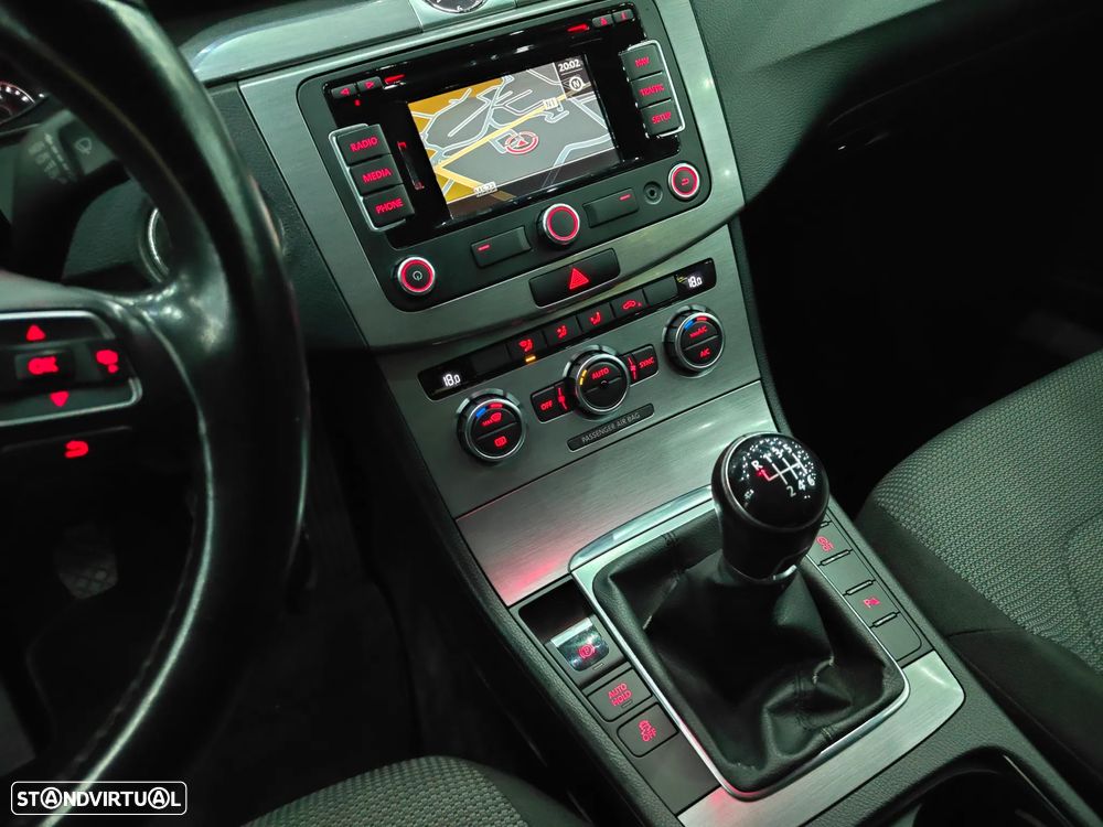 VW Passat Variant 1.6 TDI Confortline Navig - 14