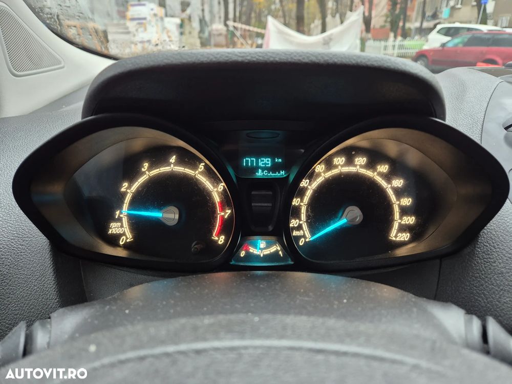 Ford Transit Courier - 19