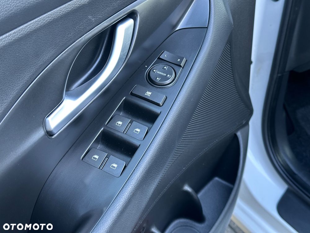 Hyundai i30 blue Kombi 1.4 Trend - 28