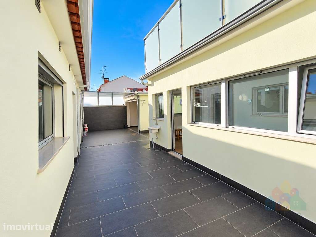 Moradia T3 renovada com garagem e anexo habitacional no Entroncamento - Grande imagem: 4/17