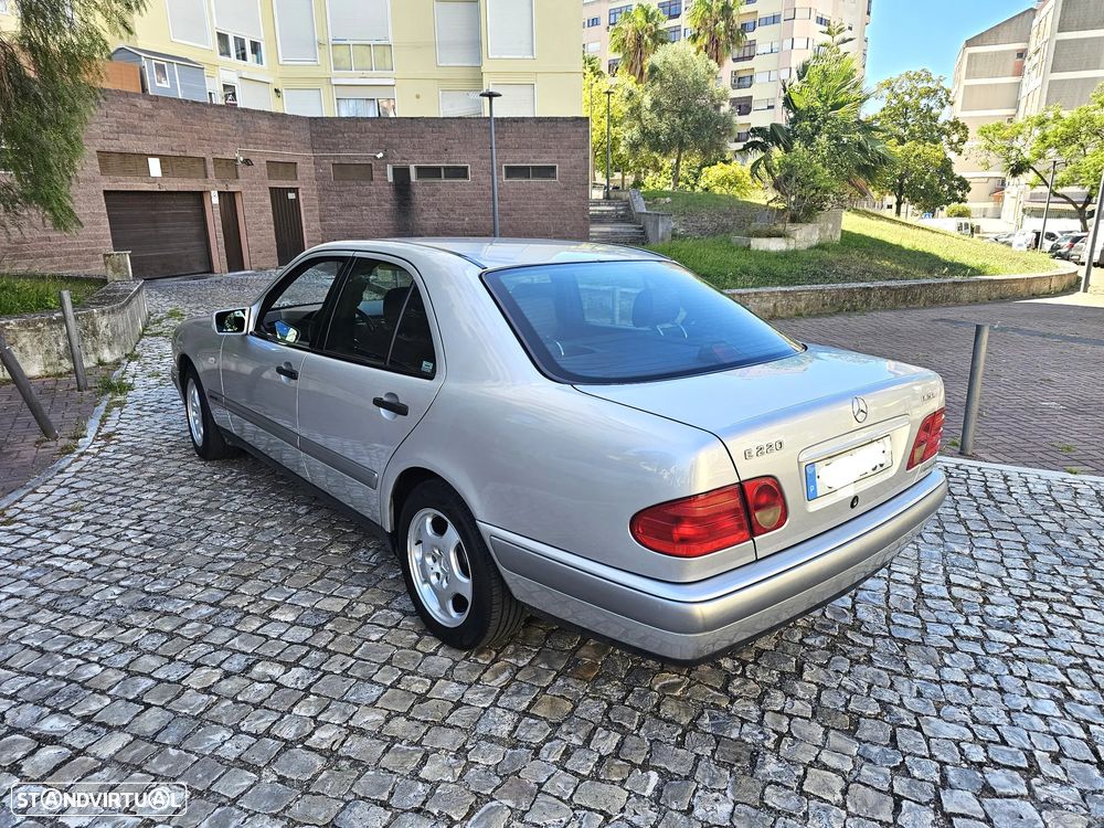Mercedes-Benz E 220 D Classic - 4