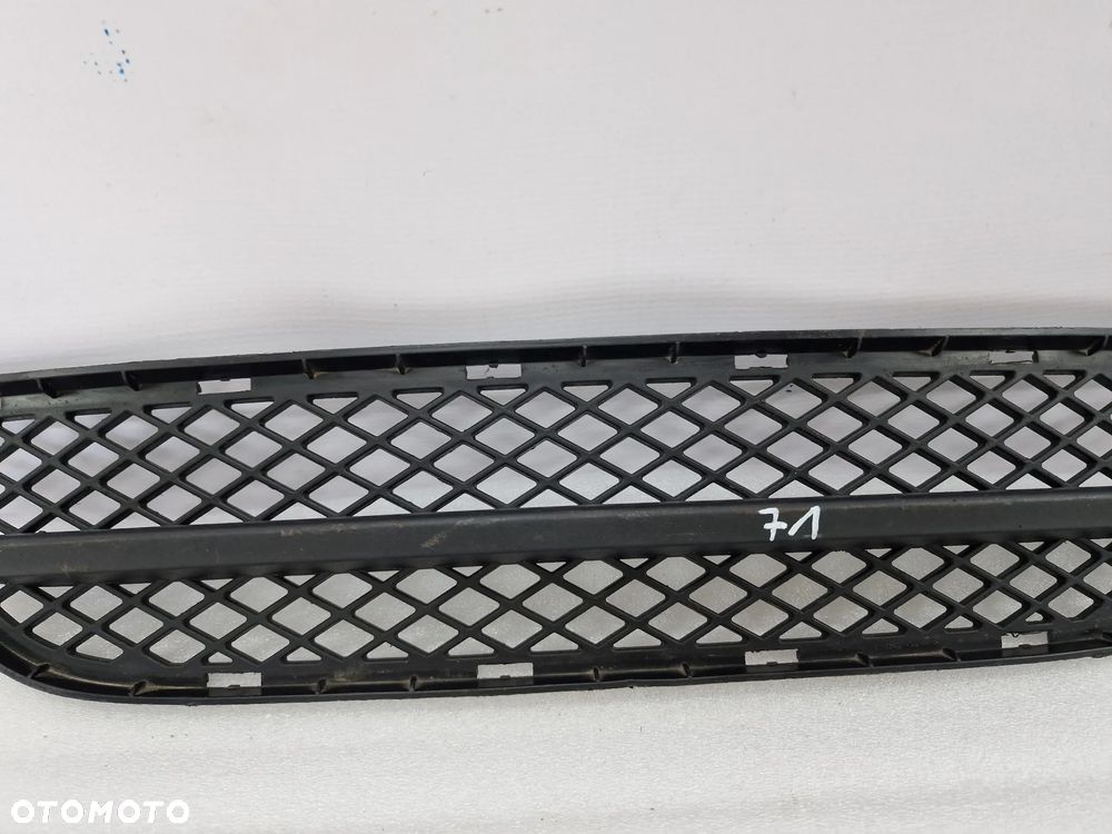 BMW E90 / E91 04- KRATKA ŚRODKOWA ZDERZAKA PRZEDNIEGO PRZÓD , NR 51117154556 / 7154556 , NR AUKCJI KR71 - 3