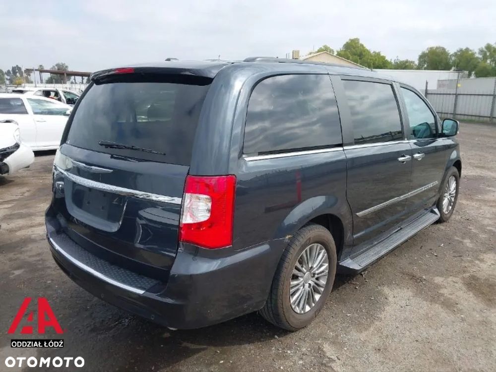 Chrysler Town & Country - 5