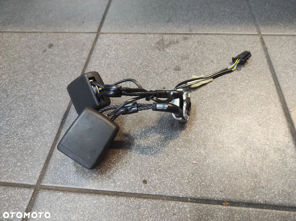 SKODA FABIA 3 ZAPINKA PASA TYLNA 6V0857739F WYSYŁKA !!!!!! - 2