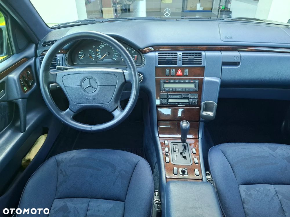 Mercedes-Benz Klasa E 280 4-Matic Elegance - 36