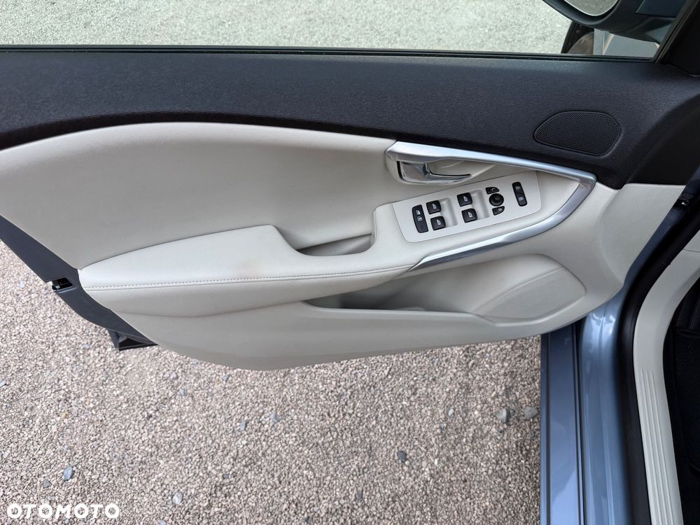 Volvo V40 D3 Momentum - 21