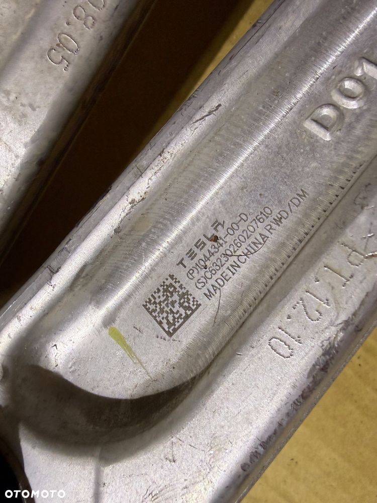 Wahacz prawy, lewy Tesla Model 3 Nr. 1044341-00-D. - 2