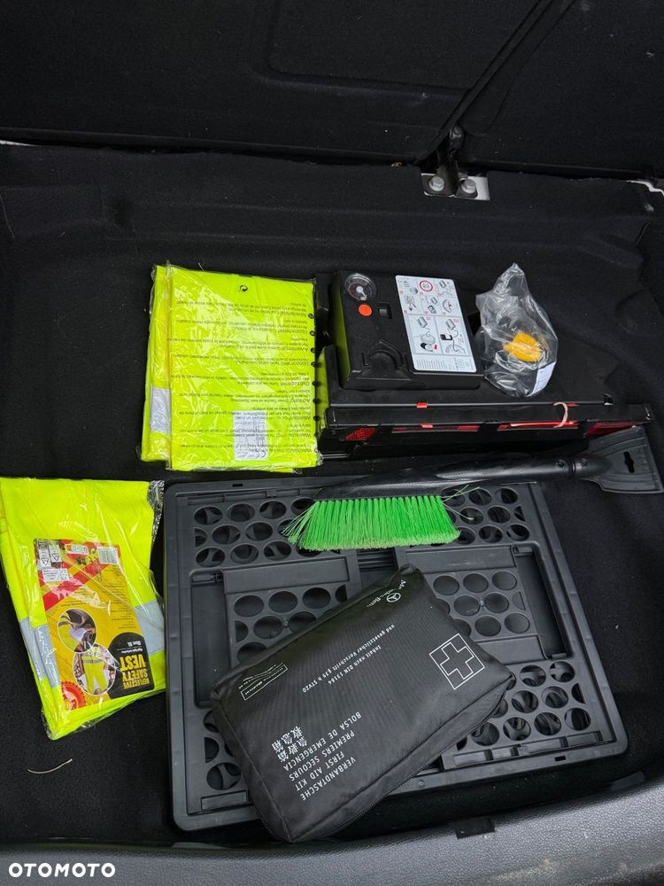 Mercedes-Benz GLA 180 7G-DCT - 12