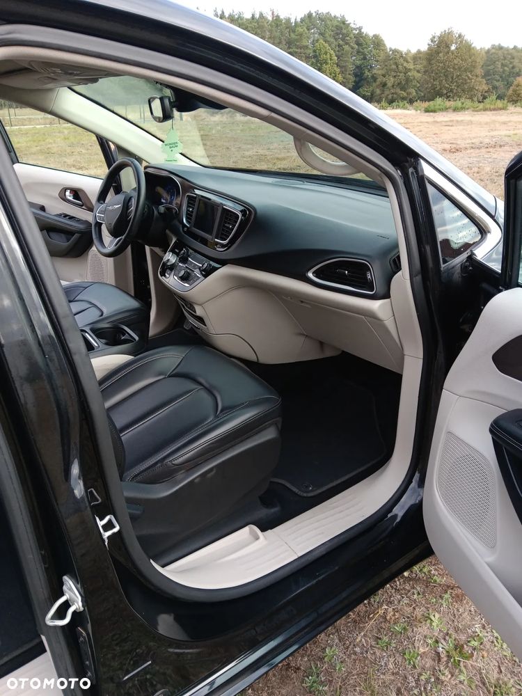 Chrysler Pacifica - 12