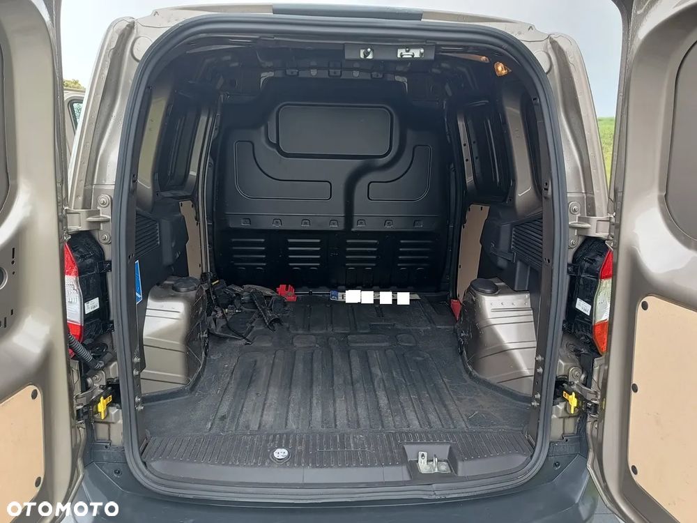 Ford Transit Courier - 13