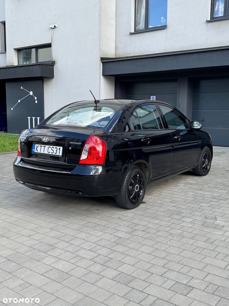 Hyundai Accent - 4