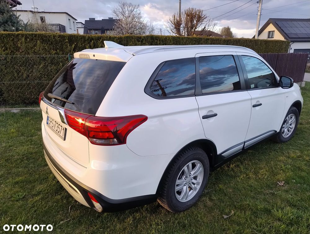 Mitsubishi Outlander 2.0 Invite + 2WD - 5