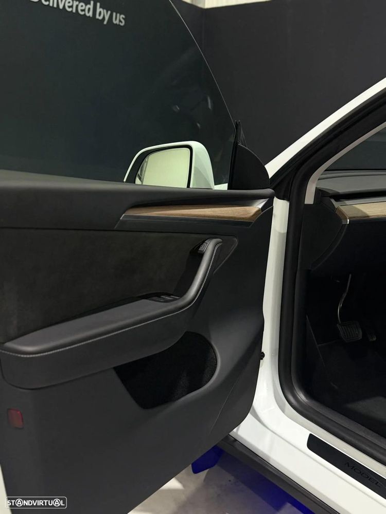 Tesla Model Y Long Range Dual Motor AWD - 12