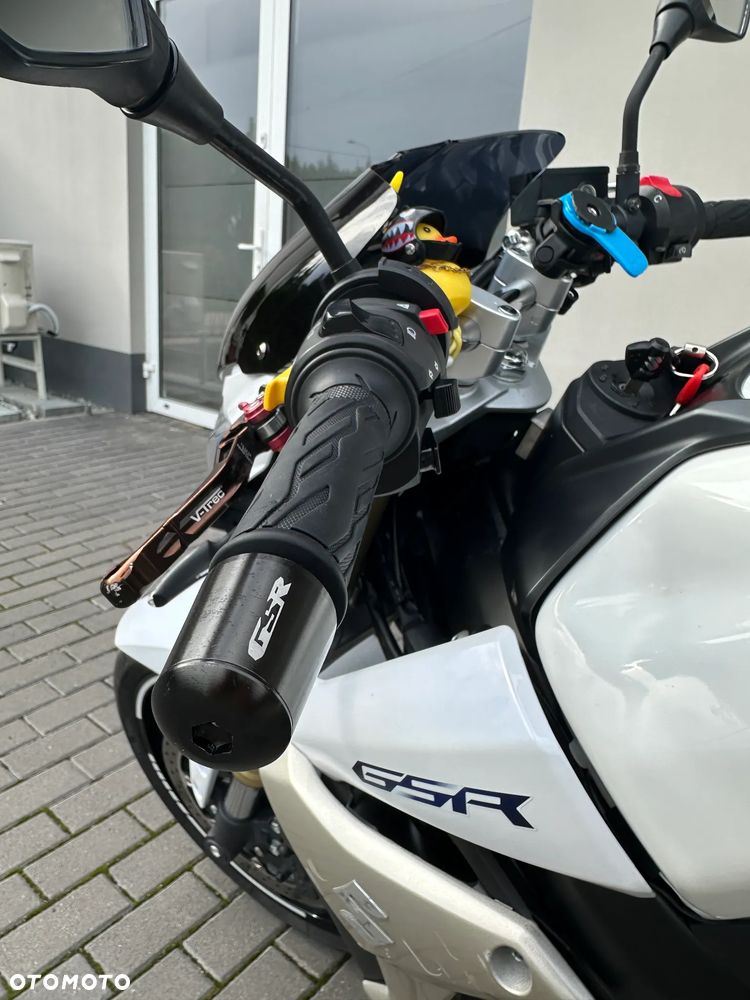 Suzuki GSR - 18