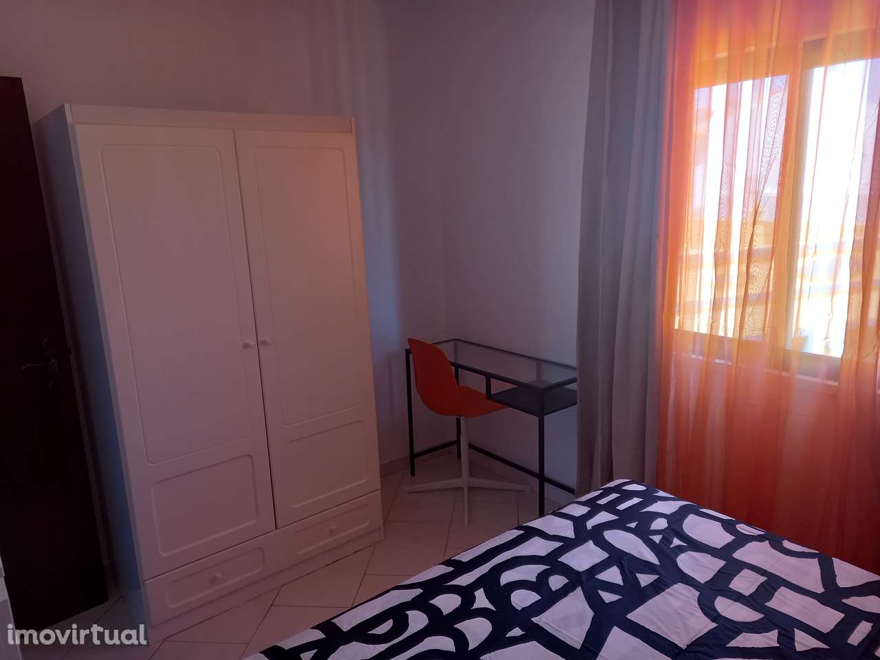 Aluga-se óptimo quarto ao ano no Pátio, Albufeira - Grande imagem: 2/9