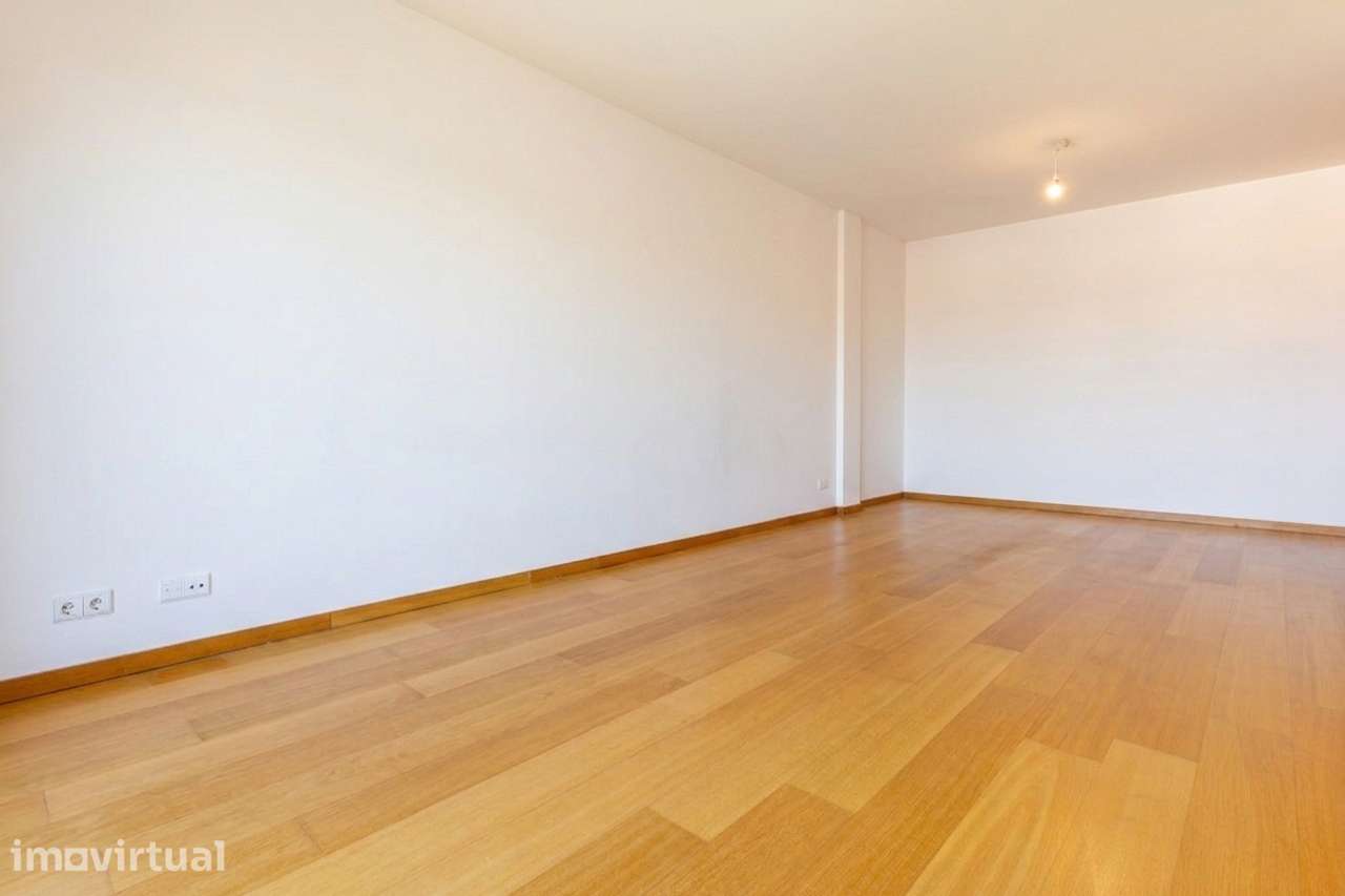 Lavradio -Apartamento T3 com varandas, lugar de parqueamento, elevador - Grande imagem: 3/25