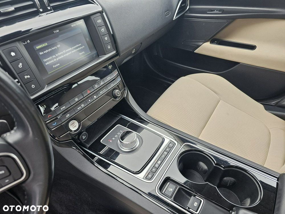 Jaguar XE 2.0 D AWD Portfolio - 14