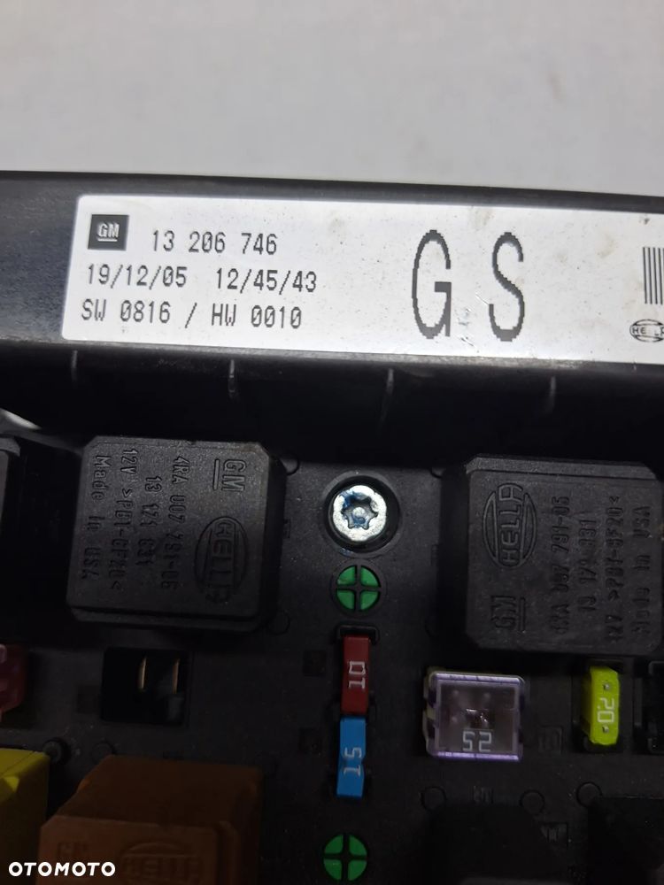 MODUŁ ,SKRZYNKA BEZPIECZNIKÓW 13206746 - OPEL ZAFIRA B - 2