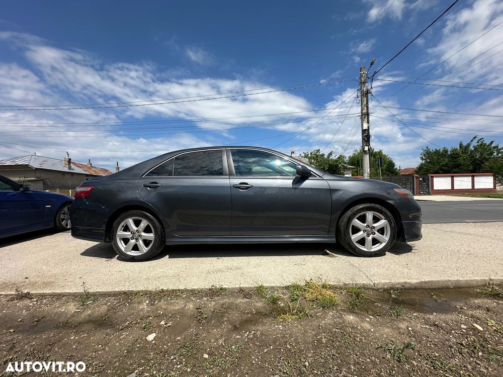 Toyota Camry - 4