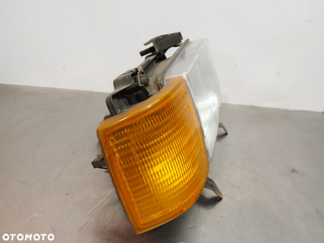 LAMPA PRAWA PRZEDNIA AUDI 80 B2 - 2