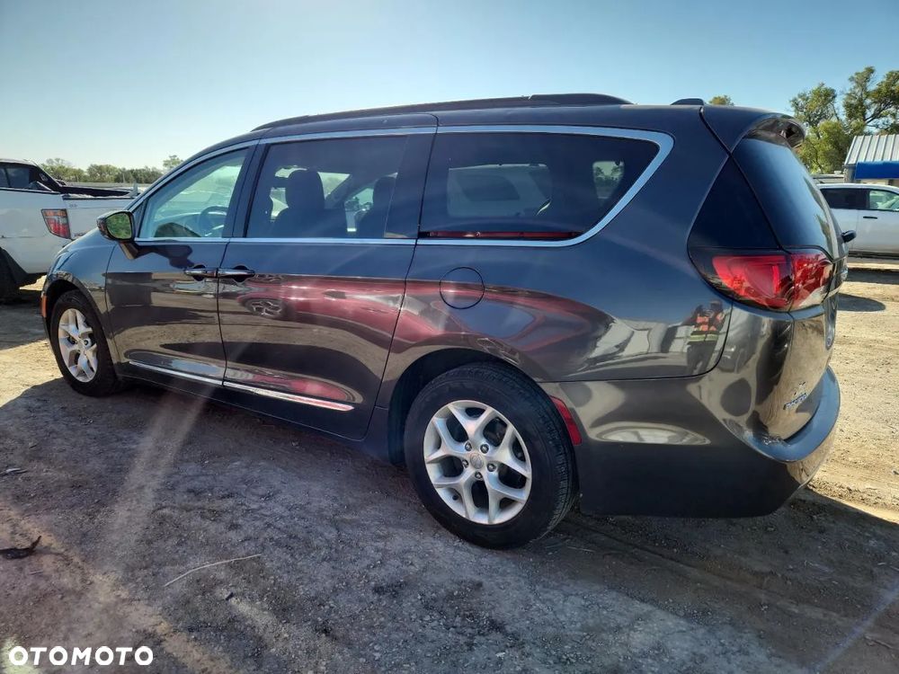 Chrysler Pacifica - 3