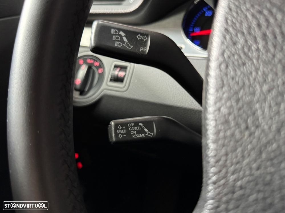 VW Passat Variant 2.0 TDI Highline - 25