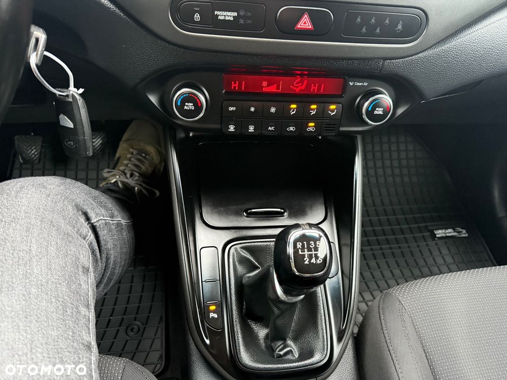 Kia Carens 1.7 CRDi 115 Dream-Team Edition - 27