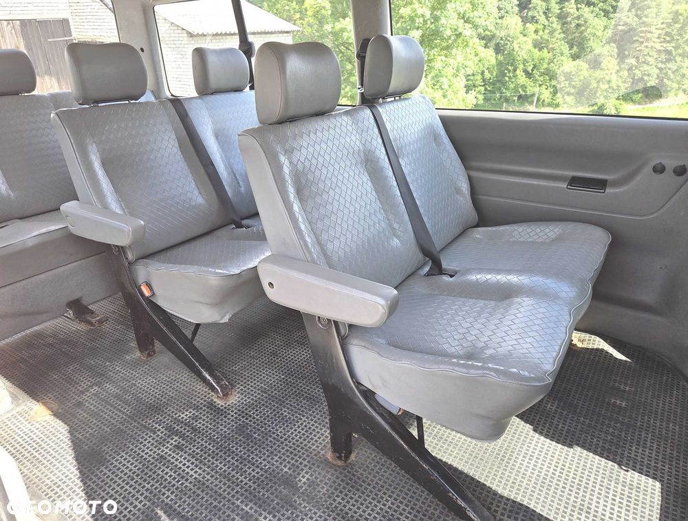 Volkswagen Caravelle - 6