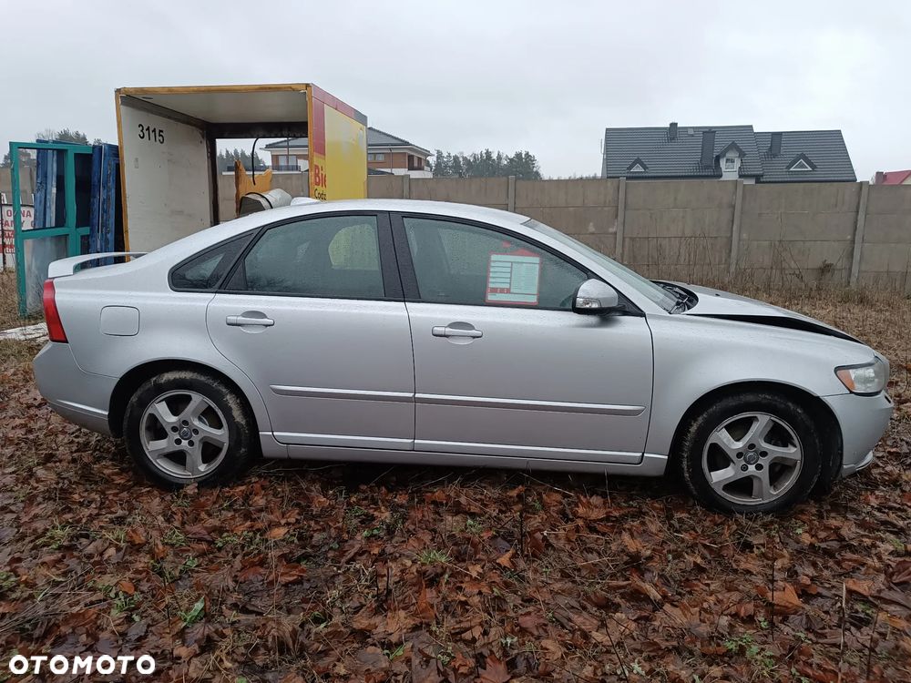 Auto na części - VOLVO S40 II 1.6 WSZYSTKIE CZĘŚCI  SILNIK SKRZYNIA Lakier 492 Silnik Skrzynia Drzwi Klapa Zderzak Lampa Lusterko Szyba Szyberdach Panorama Deska Kokpit Sterownik Moduł Czujnik Licznik Wyświetlacz Kierownica - 1