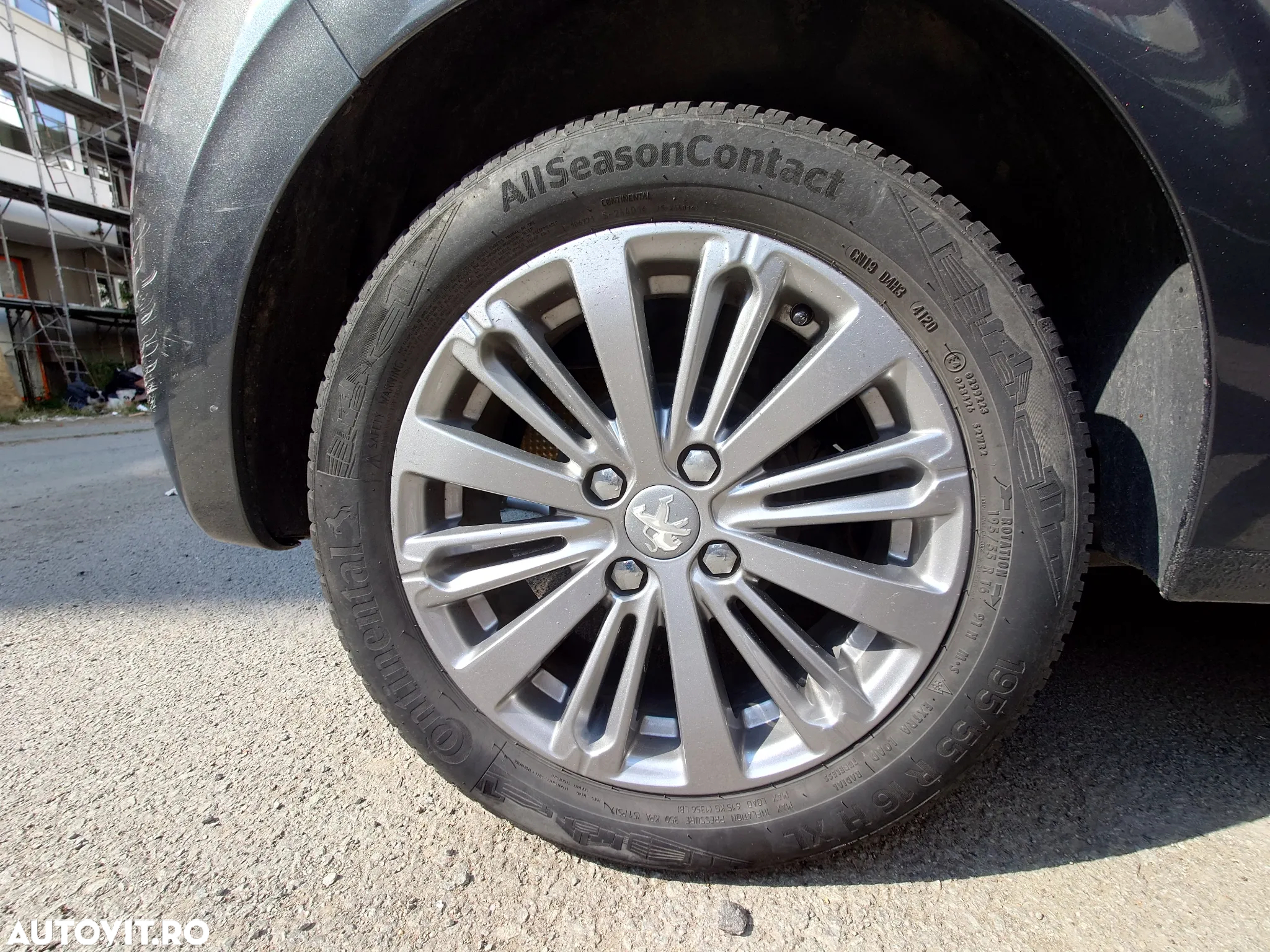 Peugeot 208 1.2 L PureTech Allure - 8