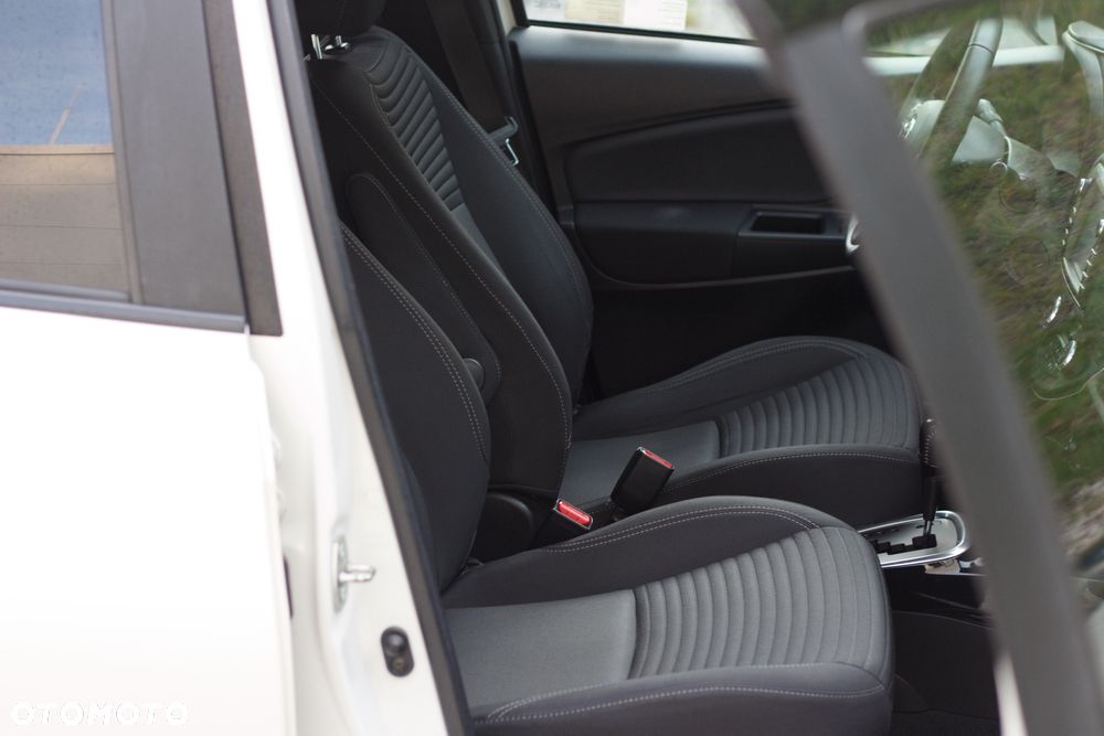 Toyota Yaris Hybrid 100 Selection Pure - 8