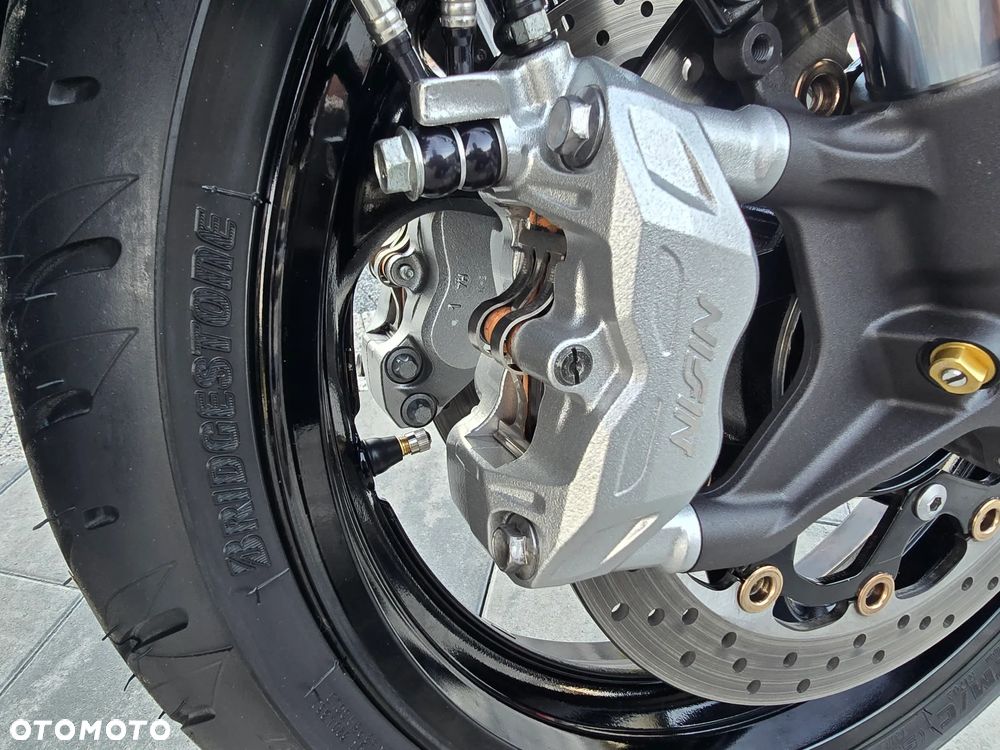 Suzuki GSX - 18