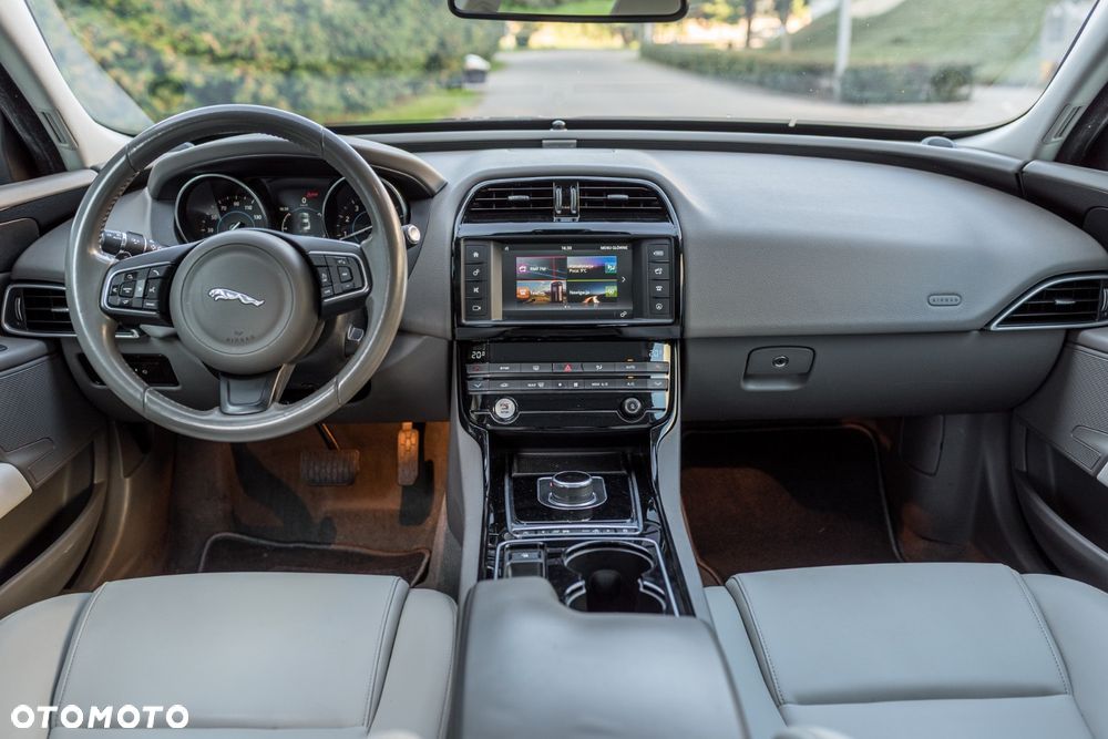 Jaguar XE 2.0 T Prestige - 23