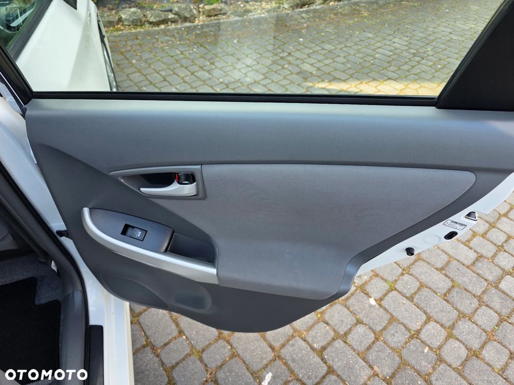 Toyota Prius (Hybrid) - 17