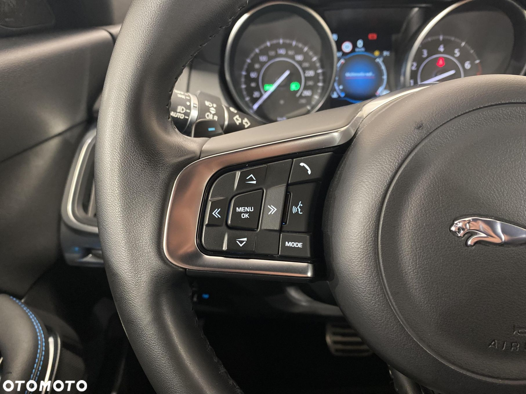 Jaguar E-Pace 2.0 i4P AWD R-Dynamic HSE - 13