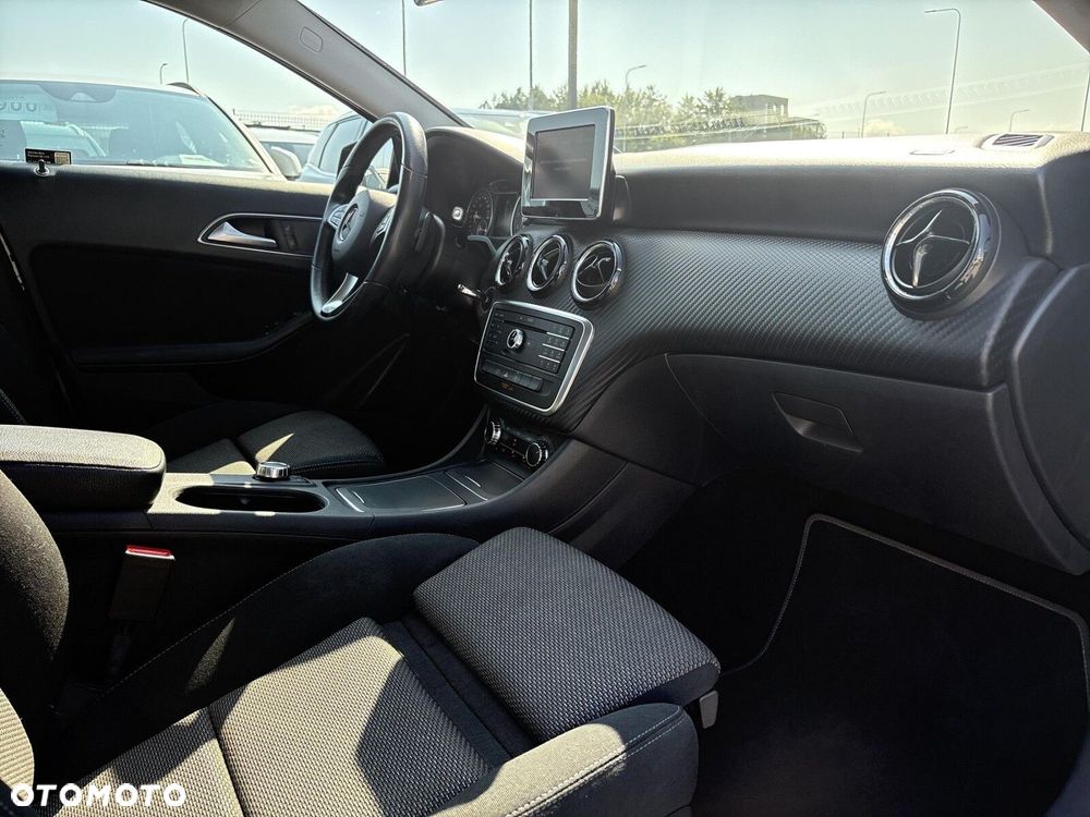 Mercedes-Benz GLA 180 7G-DCT - 9