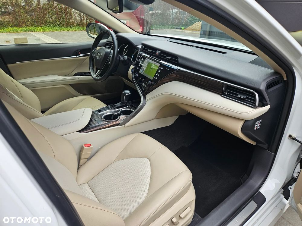 Toyota Camry 2.5 Hybrid Executive CVT - 26