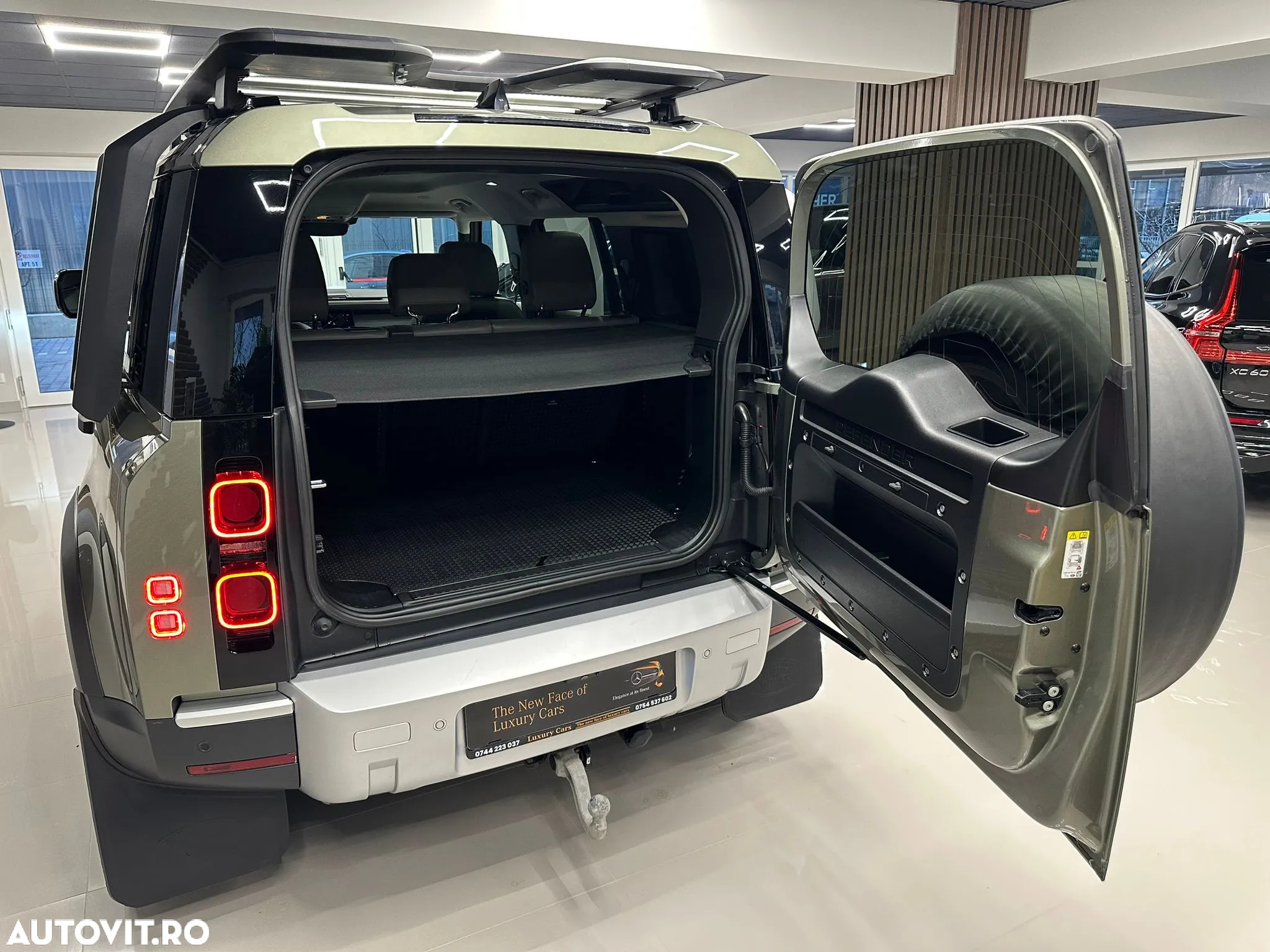 Land Rover Defender 110 2.0L D240 S - 19