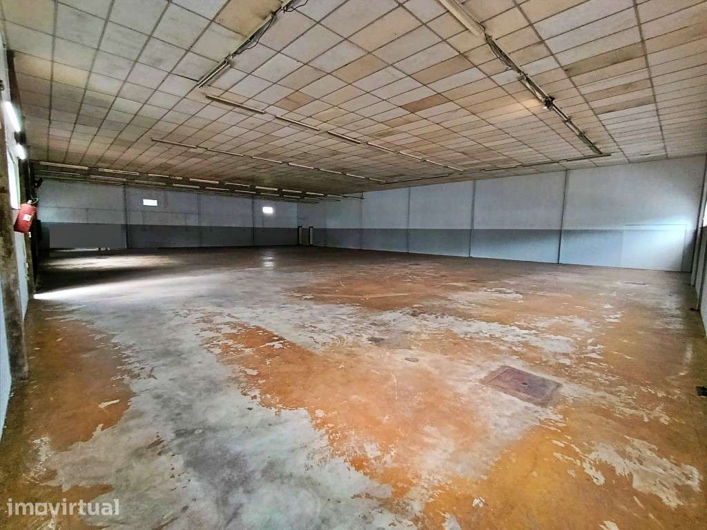 Armazém com 600 m2 em Vilar do Pinheiro - Grande imagem: 2/11