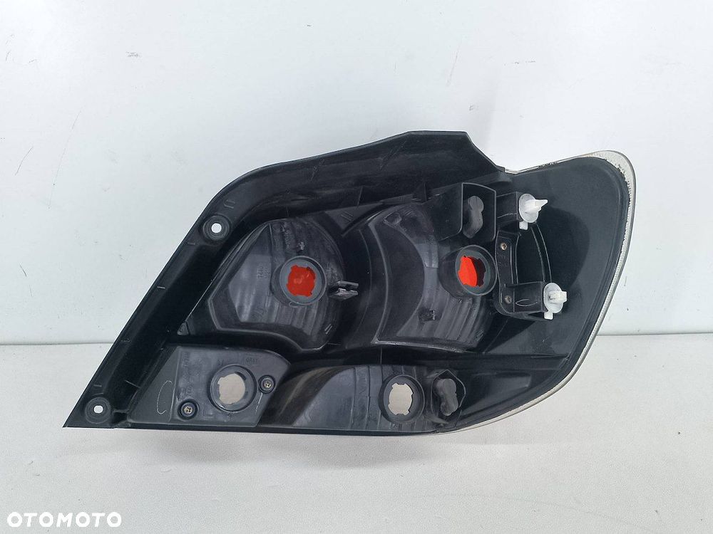 LAMPA TYLNA LEWA MITSUBISHI OUTLANDER I ( 01-06 ) 220-87581 - 3