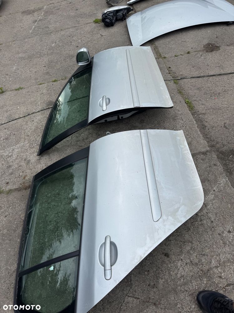 Volkswagen golf 5 drzwi srebrne srebrny srebrna maska zderzak pas przedni błotnik prawy lewej drzwi prawe lewe przednie tylnie tył lampa lampa przód prawa lewa lampa ty tylnia  zderzak przód prawa lewa maska - 7