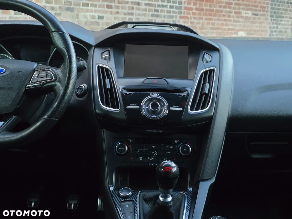 Ford Focus 2.0 EcoBoost ST - 19