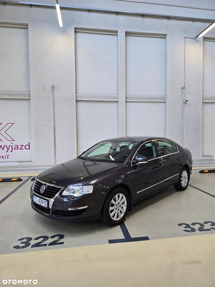 Volkswagen Passat 1.6 FSI Comfortline - 1