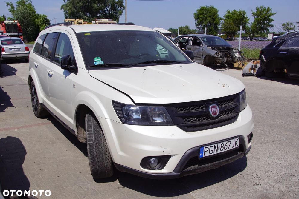 Auto na części - Fiat Freemont 2.0 MultiJet 170 KM 939B5000 62TE PWH 2014R Silnik Skrzynia Drzwi Maska Błotnik Klapa Zderzak Lampa Lusterko Klamka Szyba Deska Kokpit Sterownik Moduł Czujnik Licznik Wyświetlacz Panel Kierownica - 1