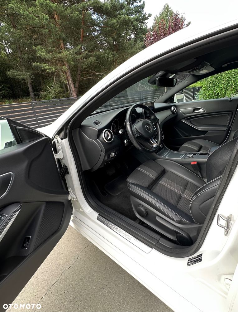 Mercedes-Benz CLA 180 7G-DCT Urban - 23