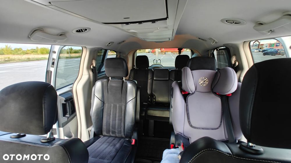 Chrysler Town & Country - 14