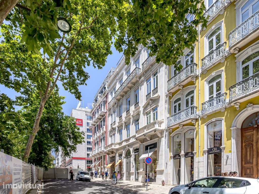 Apartamento T3 duplex com varanda e estacionamento, na Avenida da L... - Grande imagem: 2/29