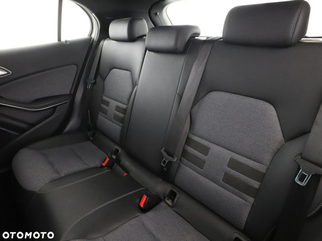 Mercedes-Benz GLA - 17