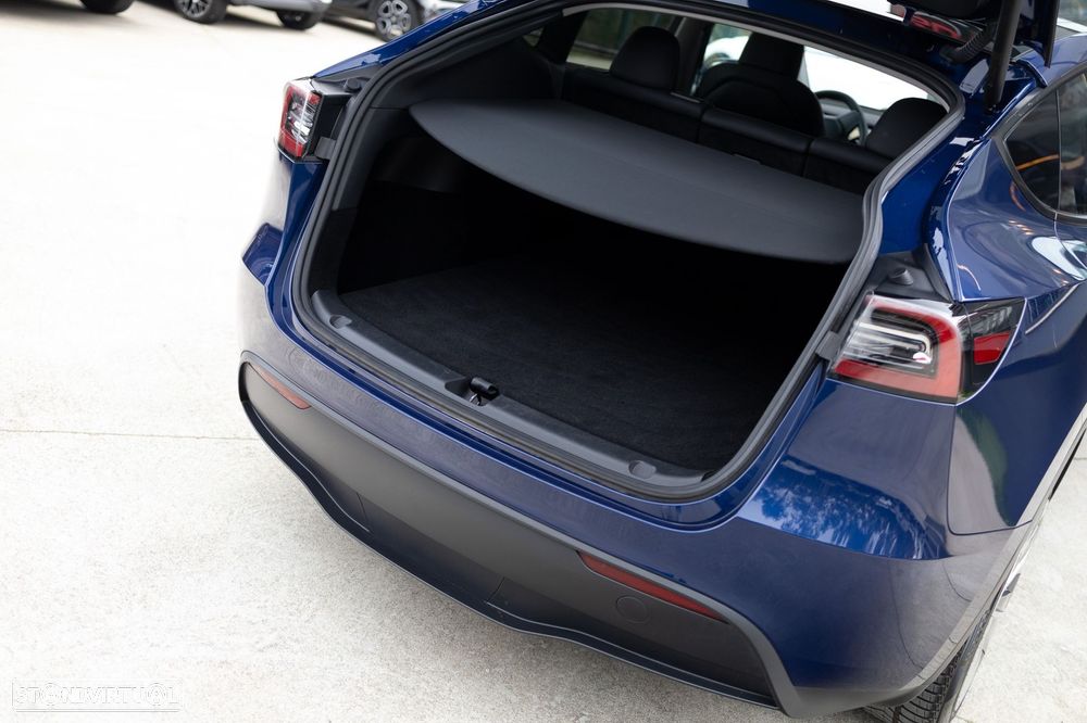 Tesla Model Y Standard RWD - 32